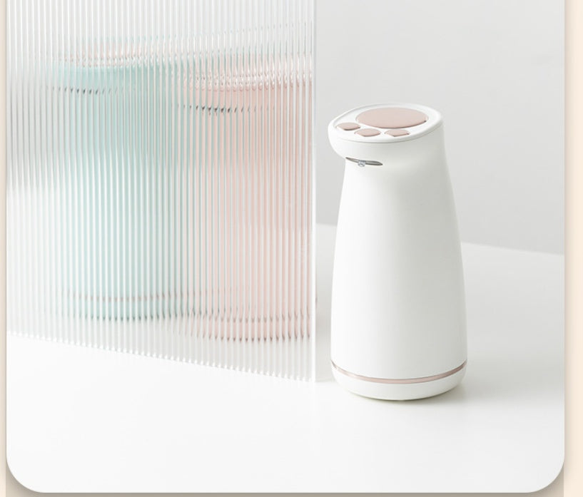 The New Cartoon Cat Claw Washes The Mobile Desktop