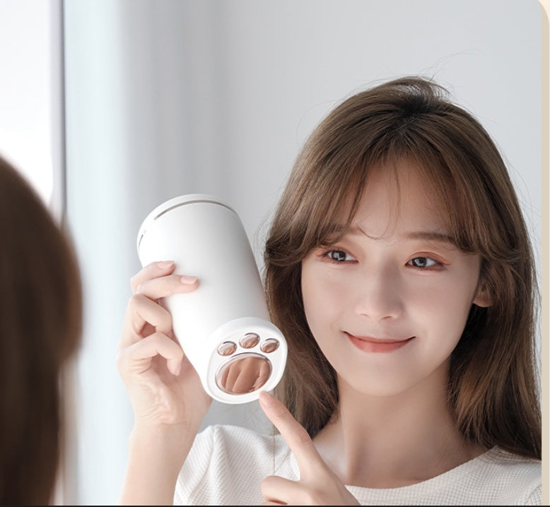 The New Cartoon Cat Claw Washes The Mobile Desktop